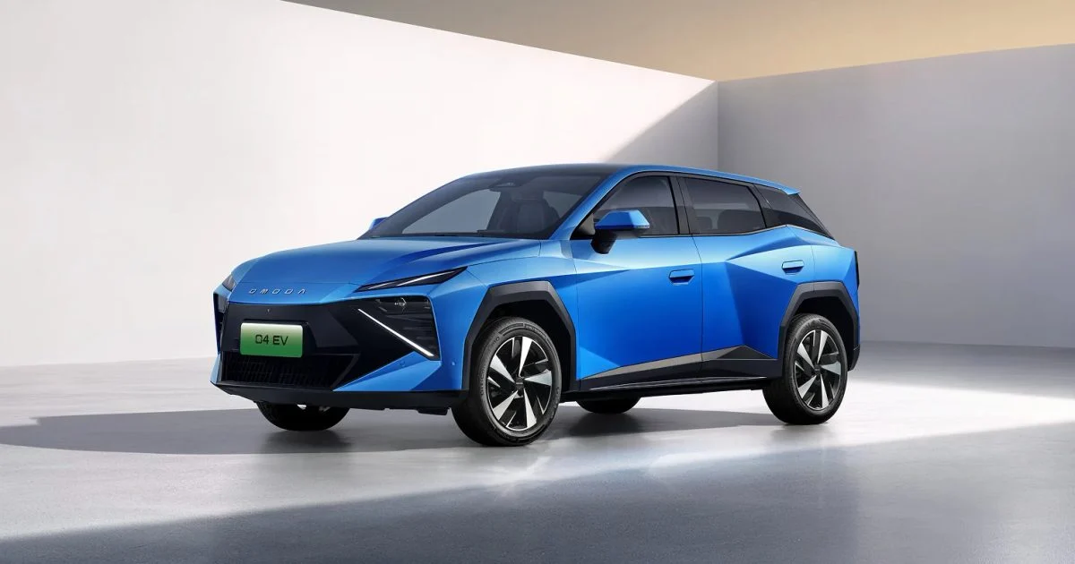 OMODA 04 EV biru tampak tiga perempat depan.