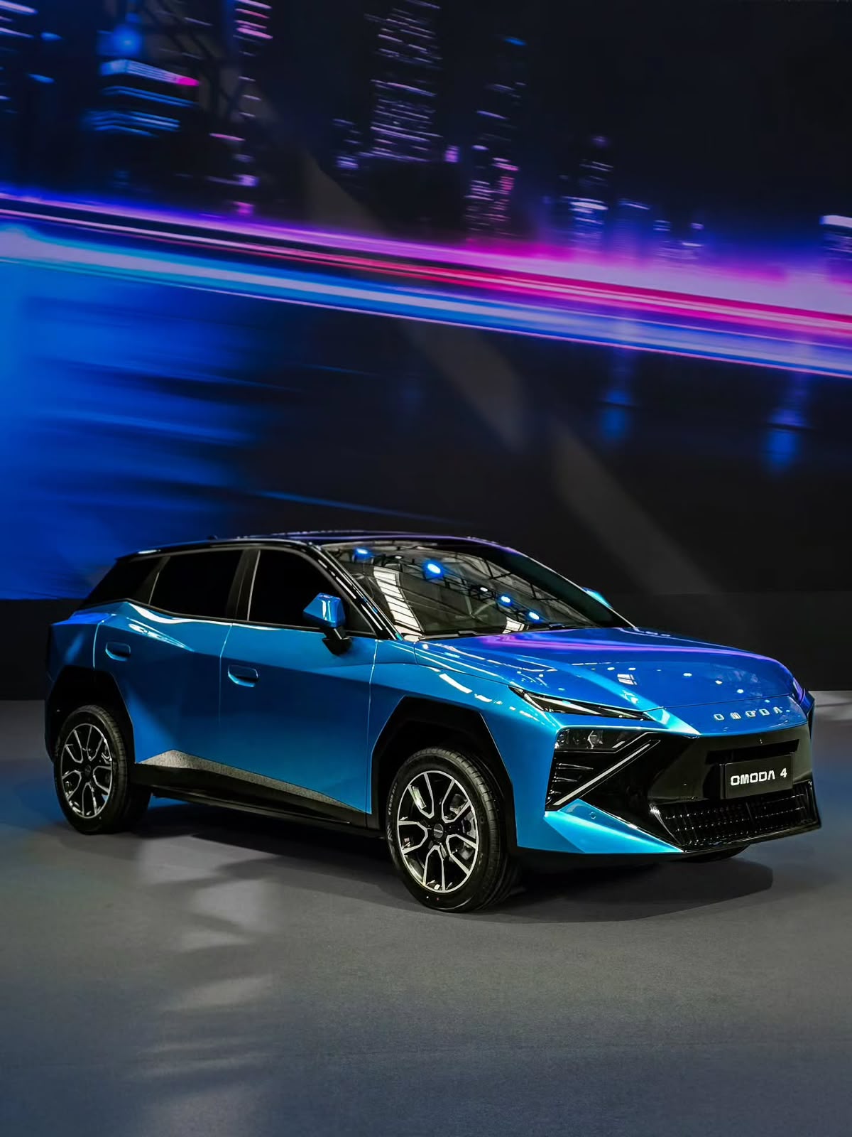 OMODA 04 EV biru di panggung peluncuran.